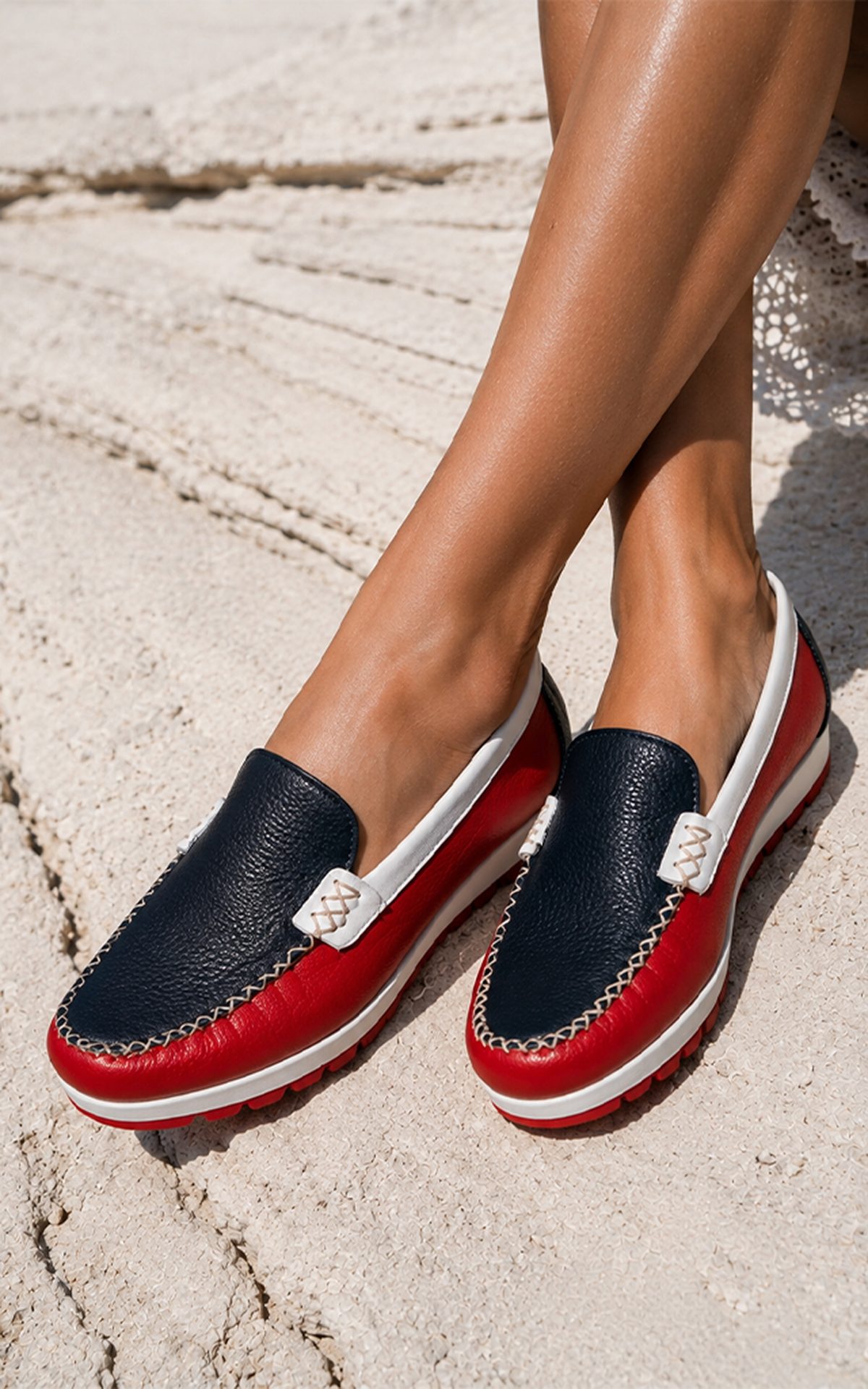 218 – MOCASIN – ROJO-AZUL-BLANCO