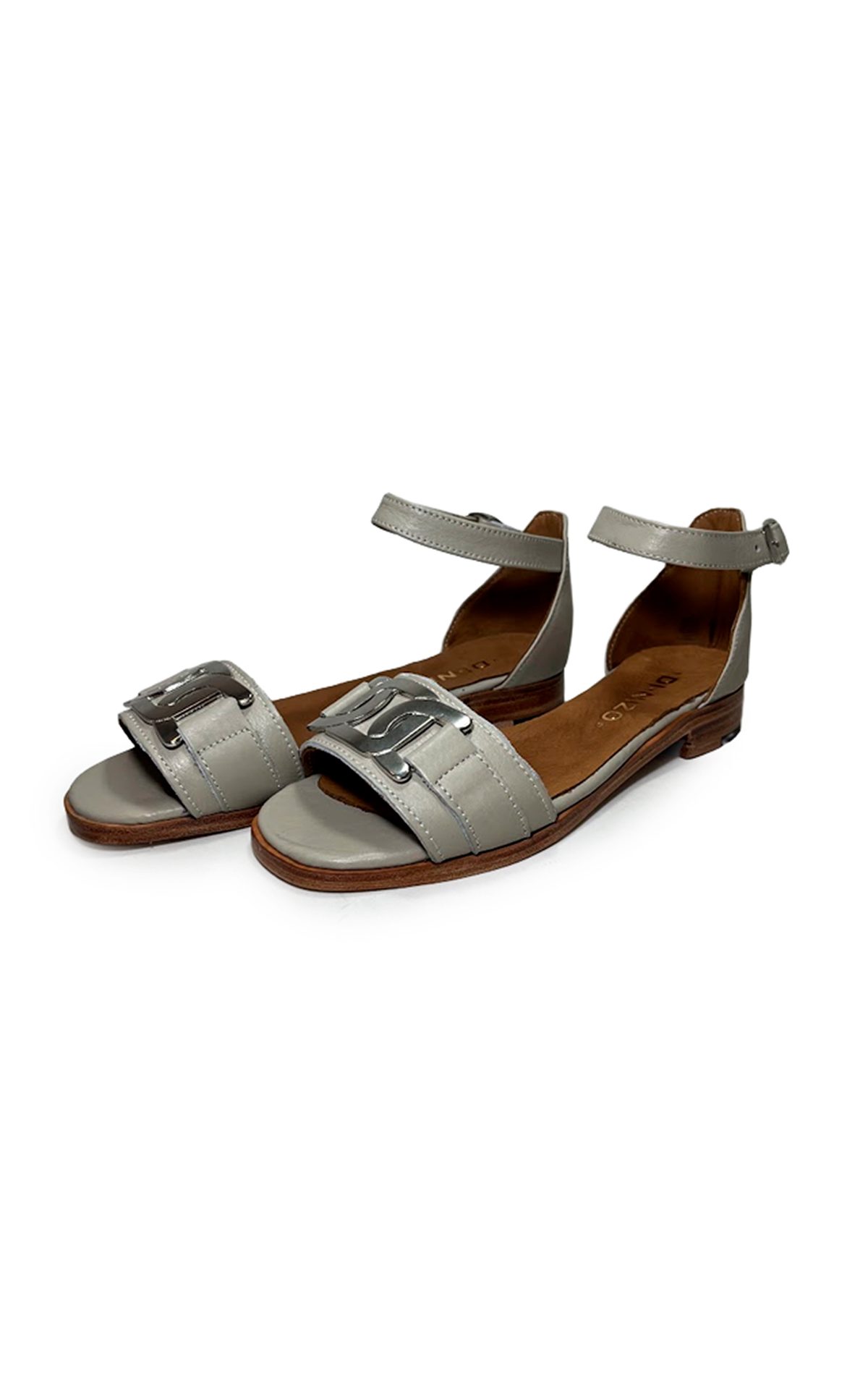 222 – SANDALIA CON APLIQUE – CREMA